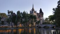 El castillo de Vajdahunyad se encuentra en el Parque de la Ciudad, Budapest, Hungría.
