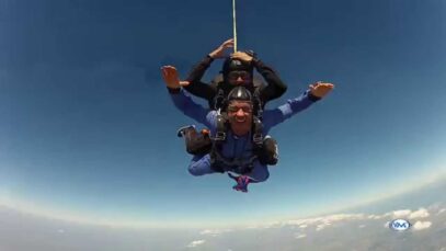 Salto en paracaidas del actor Paulo Quevedo desde Skydive Miami Inc.