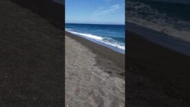 🌋 Un local nos reveló el secreto de la Playa Negra de Santorini  #grecia #travel #santorini #turism